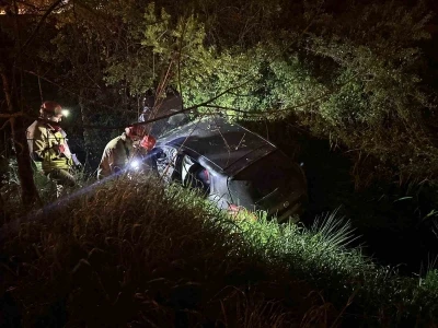 Dereye u&ccedil;an otomobilde sıkışan s&uuml;r&uuml;c&uuml;y&uuml; itfaiye ekipleri kurtardı
