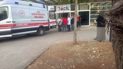 Dernek başkanı d&uuml;ğ&uuml;nde silah sıkmak isterken 2 kişiyi yaraladı