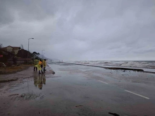 Dev dalgalar sahili d&ouml;vd&uuml;, deniz yola taştı
