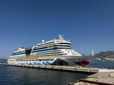 Dev gemi 2 bin 377 yolcu ve 641 personelle Bodrum'da 