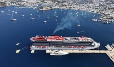 Dev kruvaziyer Scarlet Lady Bodrum&rsquo;a yanaştı