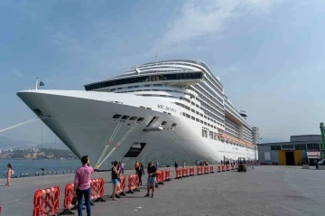 Dev kruvaziyerle İzmir&rsquo;e 3 bin 641 turist geldi
