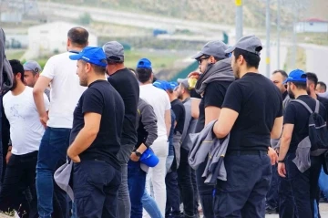 Dev lastik fabrikasındaki iş&ccedil;iler grevin 27. g&uuml;n&uuml;nde direnmeye devam ediyor
