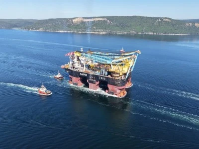 Dev vin&ccedil; gemisi &Ccedil;anakkale Boğazı'ndan ge&ccedil;ti