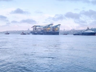 Dev vin&ccedil; gemisi 'Saipem 7000' İstanbul Boğazı'ndan ge&ccedil;iyor
