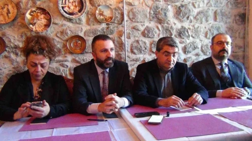 DEVA Partisi Milletvekili Ekmen, &ldquo;Bir devletin, bir ter&ouml;r &ouml;rg&uuml;t&uuml;yle g&ouml;r&uuml;şmeler yoluyla onu silahsızlaştırmasını meşru buluyoruz&rdquo;
