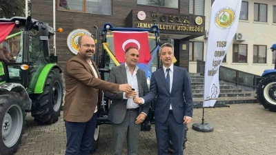 Devlet destekli trakt&ouml;rler &ccedil;ift&ccedil;ilere t&ouml;renle teslim edildi
