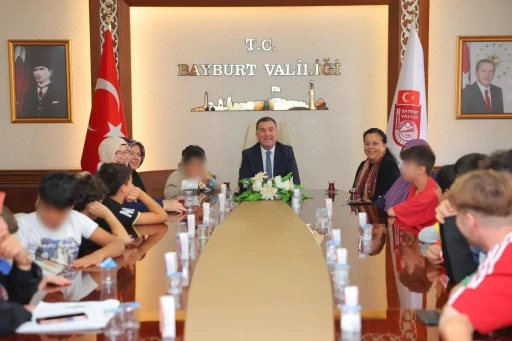 Devlet korumasındaki &ccedil;ocuklar ve gen&ccedil;ler valilikte ağırlandı
