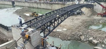 Devrek&rsquo;te asma k&ouml;pr&uuml;n&uuml;n montajına başlandı
