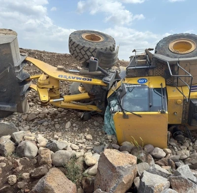 Devrilen iş makinasının s&uuml;r&uuml;c&uuml;s&uuml; yaralandı
