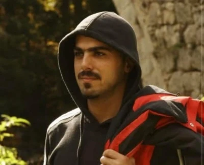 Devrilen motosikletin s&uuml;r&uuml;c&uuml;s&uuml; &ouml;ld&uuml;, yanındaki kişi yaralandı