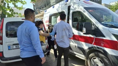 Devrilen motosikletin s&uuml;r&uuml;c&uuml;s&uuml; yaralandı