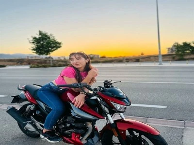 Devrilen motosikletteki Eda &ouml;ld&uuml;, s&uuml;r&uuml;c&uuml; yaralı