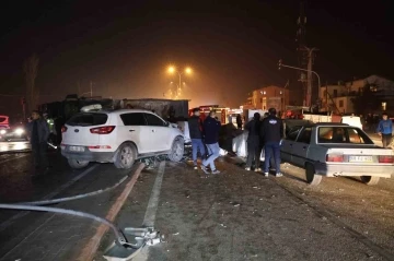 Devrilen tırdan savrulan mermerler ara&ccedil;lara &ccedil;arptı: 5 yaralı
