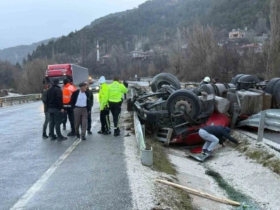 Devrilen tırın altında kalan s&uuml;r&uuml;c&uuml; hayatını kaybetti