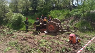 Devrilen trakt&ouml;r&uuml;n altında hayatını kaybetti
