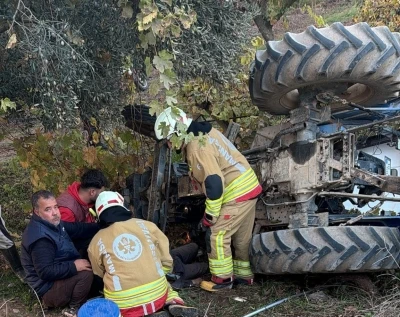 Devrilen trakt&ouml;r&uuml;n altında kalan &ccedil;ift&ccedil;i hayatını kaybetti