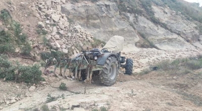 Devrilen trakt&ouml;r&uuml;n altında kalan gen&ccedil; hayatını kaybetti
