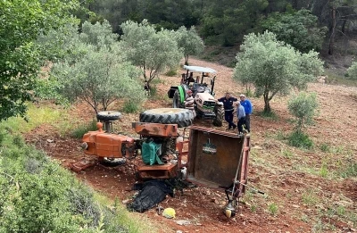 Devrilen trakt&ouml;r&uuml;n altında kalan yaşlı kadın hayatını kaybetti
