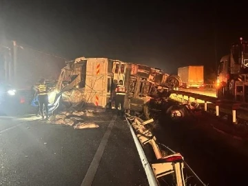 Devrilip karşı şeride ge&ccedil;en kamyona &ccedil;arpan taksideki yolcu &ouml;ld&uuml;, 2 kişi yaralandı