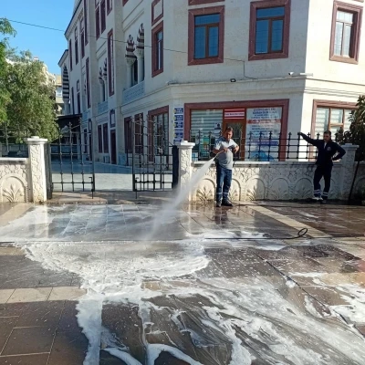 Didim&rsquo;de caddeler k&ouml;p&uuml;kle temizlendi
