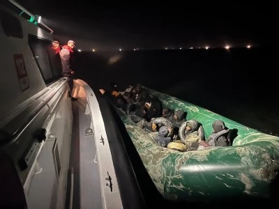 Didim'de lastik bot i&ccedil;erisinde 18 d&uuml;zensiz g&ouml;&ccedil;men yakalandı