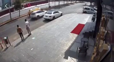 Dikkatsiz s&uuml;r&uuml;c&uuml;, taksinin yan yatmasına neden oldu