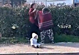 Dilenci kadınların kavgası! Kucağındaki bebek yere d&uuml;şt&uuml;