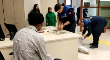 Dilencinin yarım g&uuml;nl&uuml;k mesaisi: &Uuml;zerinden 2 bin 110 lira &ccedil;ıktı
