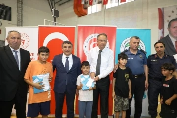 Dilovası&rsquo;nda bin 500 &ouml;ğrenciye forma dağıtıldı
