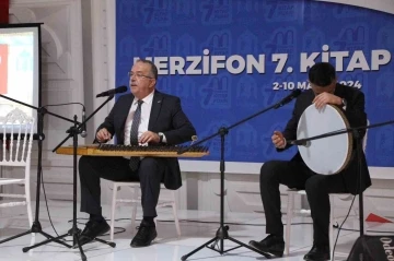 Din musikisi profes&ouml;r&uuml; rekt&ouml;rden kitap fuarında m&uuml;zik resitali
