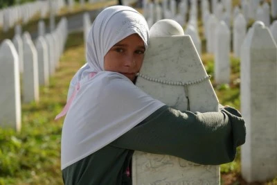  Dinmeyen g&ouml;zyaşı: Srebrenitsa'da 30 yıl
