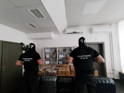 Diplomatik plakalı ara&ccedil;la T&uuml;rkiye'ye getirilmek &uuml;zere 206 kilogram kokain ele ge&ccedil;irildi