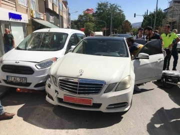 Direksiyon başında rahatsızlanan s&uuml;r&uuml;c&uuml; kaza yaptı
