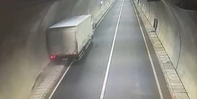 Direksiyon hakimiyetini kaybeden kamyon t&uuml;nel duvarına &ccedil;arptı
