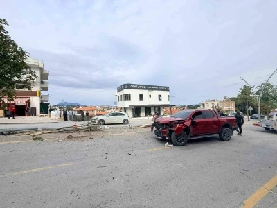 Direksiyon hakimiyetini kaybetti, 2 ağa&ccedil; ve elektrik direğini yerinden s&ouml;kt&uuml;