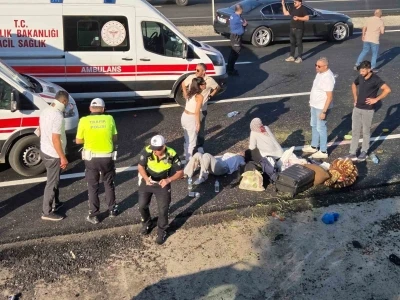 Direksiyon hakimiyetini kaybetti, karşı şeritteki iki otomobile &ccedil;arptı: 1 &ouml;l&uuml;, 7 yaralı