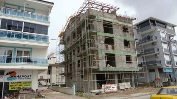 Dış kaplama yapan inşaat iş&ccedil;isi 3&rsquo;&uuml;nc&uuml; kattan toprak zemine d&uuml;şt&uuml;, &ouml;l&uuml;mden d&ouml;nd&uuml;
