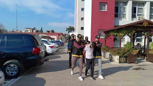 Diş kliniği ve oto tamirci d&uuml;kkanına molotoflu saldırı kamerada
