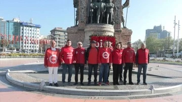 DİSK, Taksim'de Cumhuriyet Anıtı'na &ccedil;elenk bıraktı