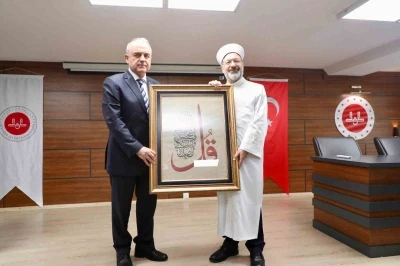 Diyanet İşleri Başkanı Erbaş, din g&ouml;revlilerine seslendi: "Aldığınız eğitimle en iyi imam olmak i&ccedil;in yarışacaksınız"
