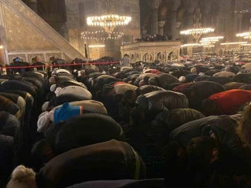 Diyanet İşleri Başkanı, İstanbul&rsquo;un Fethi&rsquo;nin 570. yıl d&ouml;n&uuml;m&uuml;nde Ayasofya&rsquo;da sabah namazı kıldırdı
