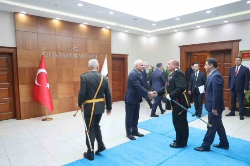 Diyarbakır, Batman ve Şırnak&rsquo;ta Cumhuriyet&rsquo;in 101&rsquo;inci yılı halk oyunları ve komandoların g&ouml;sterisiyle kutlandı
