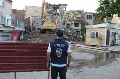 Diyarbakır&rsquo;da depremden hasar g&ouml;ren yapıların yıkımı devam ediyor
