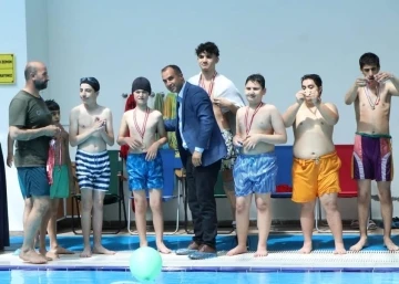 Diyarbakır&rsquo;da Engelliler Haftasın&rsquo;da y&uuml;zme yarışması d&uuml;zenlendi
