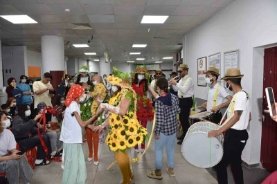 Diyarbakır&rsquo;da hastanede tedavi g&ouml;ren &ccedil;ocuklara ve annelerine moral etkinliği
