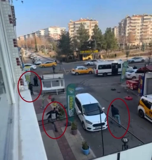 Diyarbakır&rsquo;da iki grup arasında silahlı kavga: 1 kadın ağır yaralı
