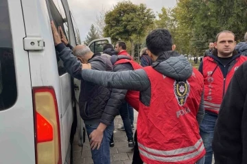 Diyarbakır&rsquo;da izinsiz g&ouml;steri yapan HEDEP ve DBP&rsquo;lilere polis m&uuml;dahalesi: 50 g&ouml;zaltı
