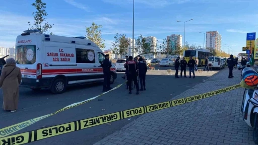 Diyarbakır&rsquo;da kahvede silahlı kavga: 1&rsquo;i ağır 4 yaralı
