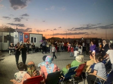 Diyarbakır&rsquo;da konteyner kentte kalan depremzedeler i&ccedil;in konser d&uuml;zenlendi
